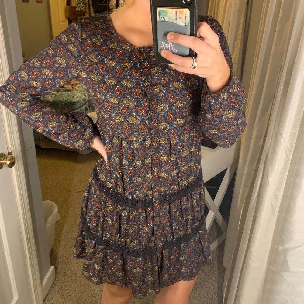 Long sleeve dress with button and lace details